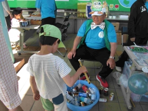 ⑧-1理事長（缶釣り）２.JPG